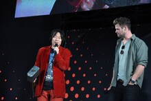 左から杉山すぴ豊、クリス・ヘムズワース。