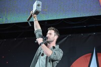 ムジョルニアを高く掲げるクリス・ヘムズワース。