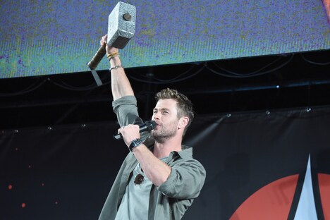 ムジョルニアを高く掲げるクリス・ヘムズワース。