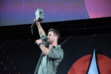 ムジョルニアを高く掲げるクリス・ヘムズワース。