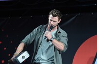 ムジョルニアを振り下ろすクリス・ヘムズワース。