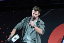 ムジョルニアを振り下ろすクリス・ヘムズワース。