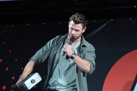 ムジョルニアを振り下ろすクリス・ヘムズワース。