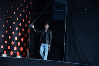 自撮りしながら登場したイアン・サマーホルダー。