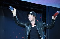 自撮りしながら登場したイアン・サマーホルダー。