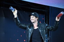 自撮りしながら登場したイアン・サマーホルダー。