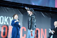 自撮りしながら登場したイアン・サマーホルダー（中央）。