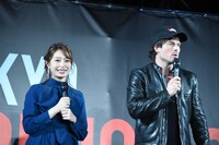 左から宇垣美里、イアン・サマーホルダー。