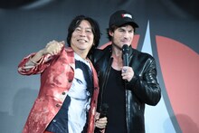 左から杉山すぴ豊、イアン・サマーホルダー。
