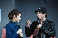 左から宇垣美里、イアン・サマーホルダー。