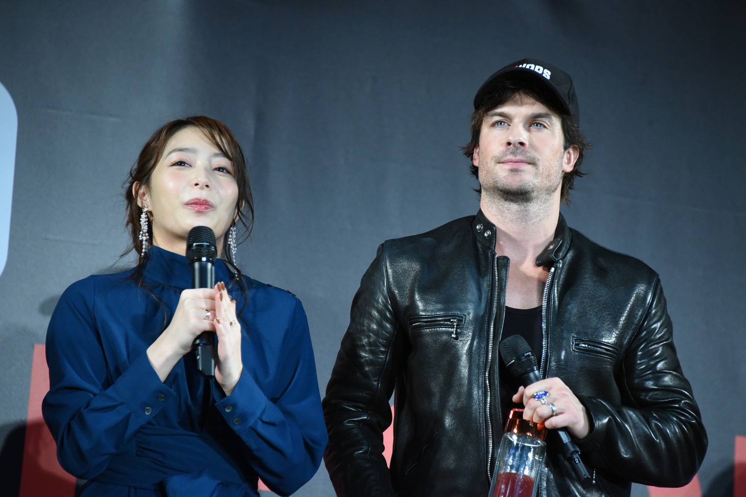 左から宇垣美里、イアン・サマーホルダー。