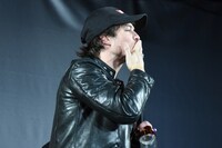 ファンに投げキッスするイアン・サマーホルダー。