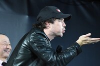 ファンに投げキッスするイアン・サマーホルダー。