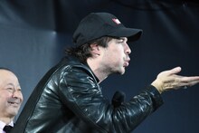 ファンに投げキッスするイアン・サマーホルダー。