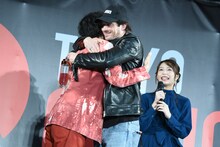 杉山すぴ豊（左）をハグするイアン・サマーホルダー（中央）。