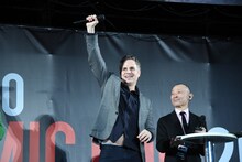 ファンに手を振るマーク・ラファロ。