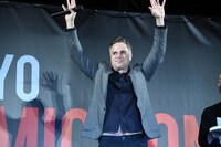 ファンに手を振るマーク・ラファロ。