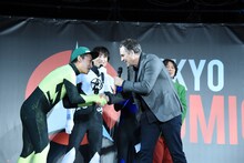 佐藤ピリオド（手前左）と握手するマーク・ラファロ（手前右）。