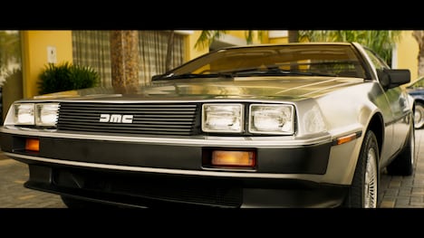 「ジョン・デロリアン」新場面写真より、デロリアン。