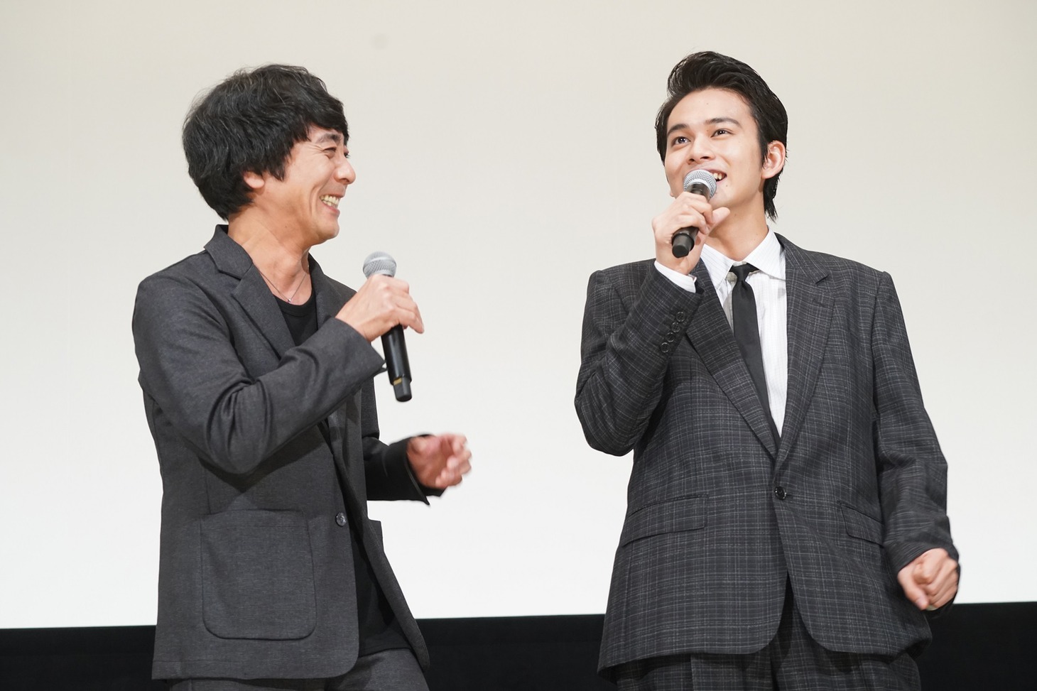 「影踏み」舞台挨拶の様子。左から山崎まさよし、北村匠海。