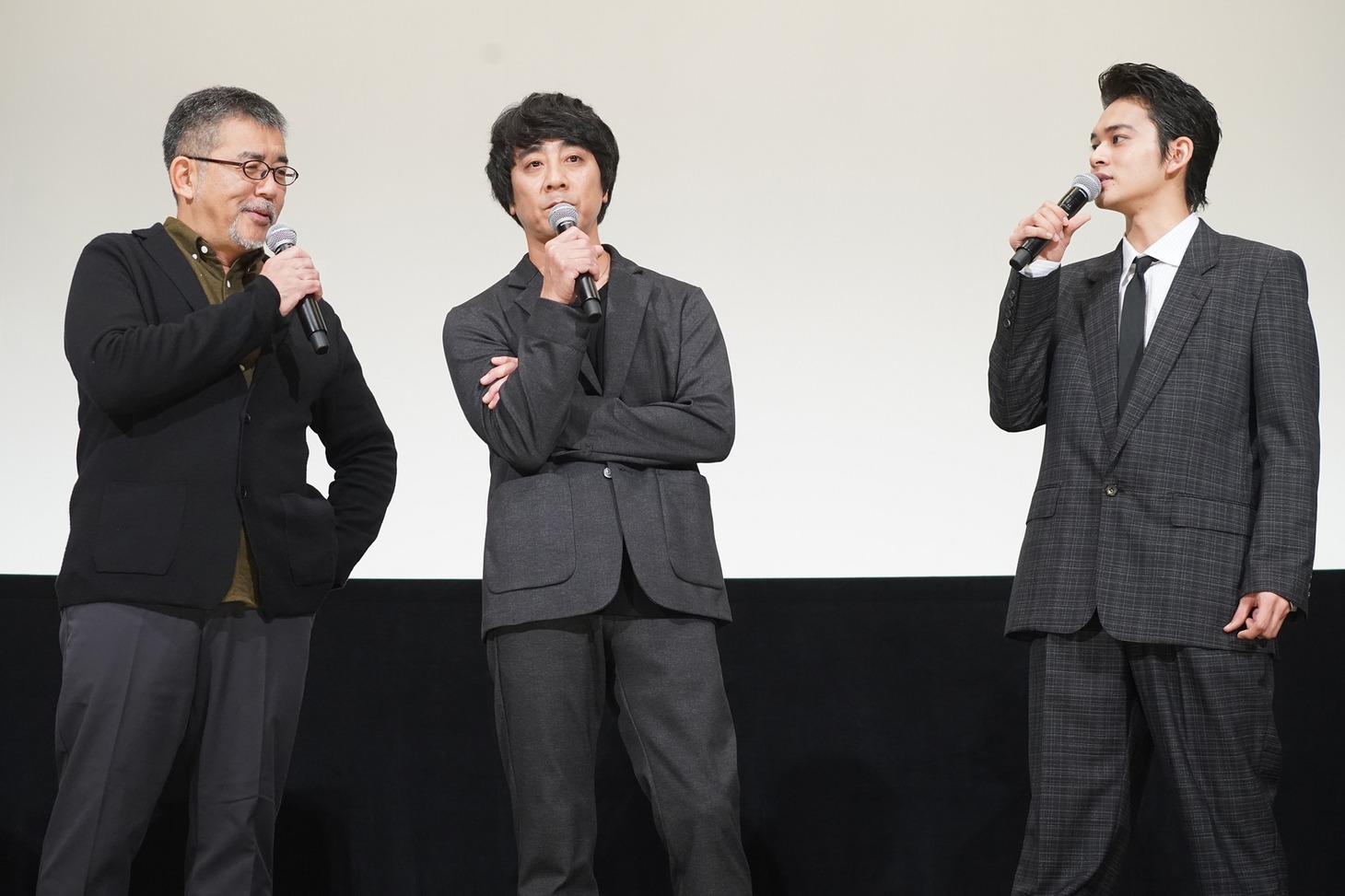 左から篠原哲雄、山崎まさよし、北村匠海。