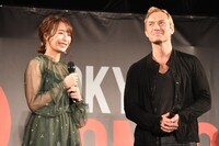 左から宇垣美里、ジュード・ロウ。