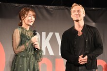 左から宇垣美里、ジュード・ロウ。