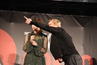 左から宇垣美里、ジュード・ロウ。