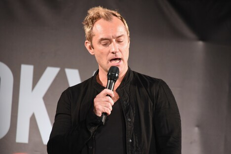 ジュード・ロウが東京コミコンでダンブルドア、ヨン・ロッグ、ワトソンの役作り語る