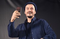 スマホで撮影しながらステージに現れたオーランド・ブルーム。