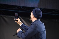 ファンと一緒に写真を撮るオーランド・ブルーム。