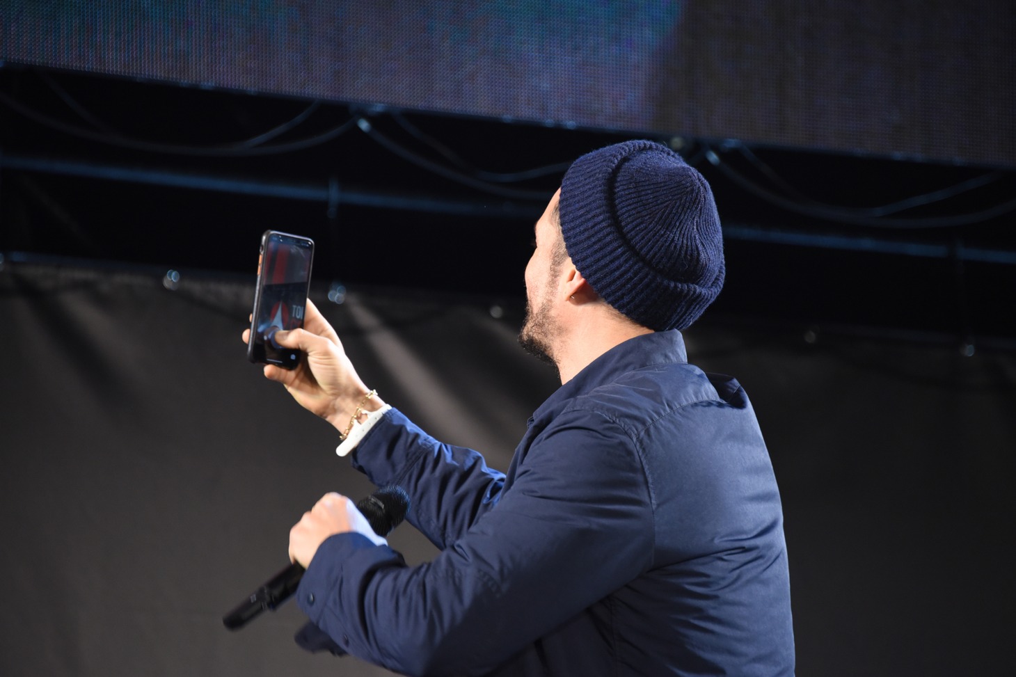 ファンと一緒に写真を撮るオーランド・ブルーム。