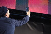 ファンと一緒に写真を撮るオーランド・ブルーム。