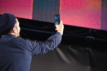 ファンと一緒に写真を撮るオーランド・ブルーム。