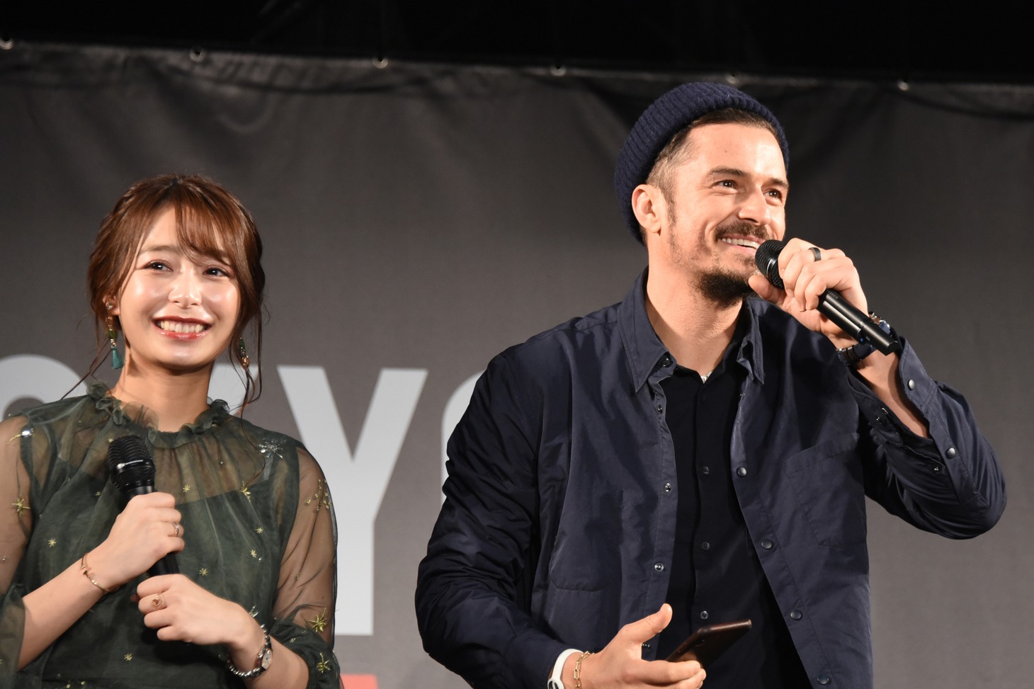 左から宇垣美里、オーランド・ブルーム。