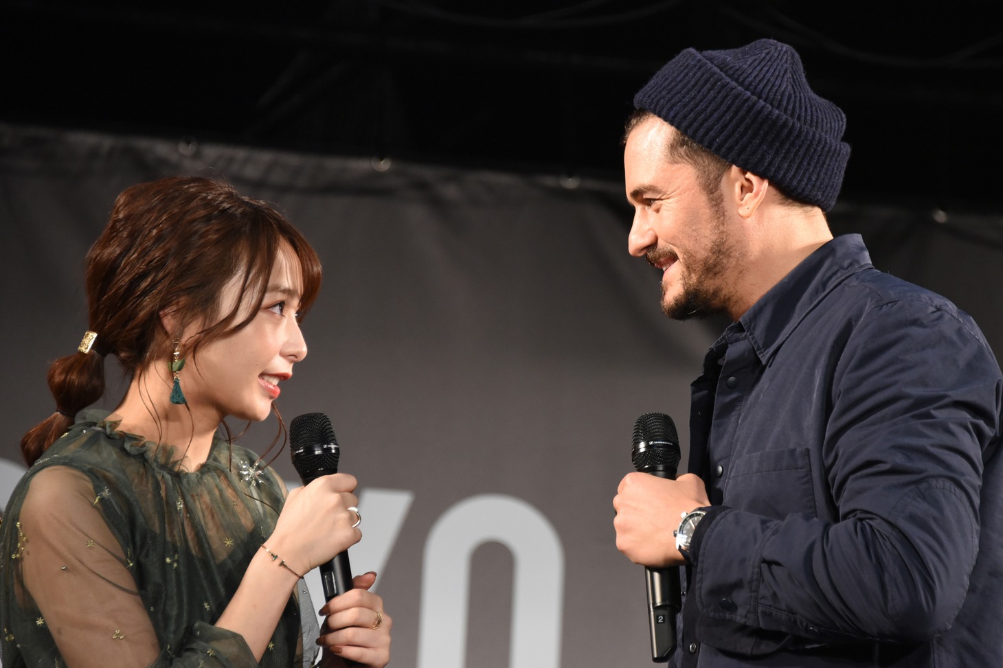 左から宇垣美里、オーランド・ブルーム。