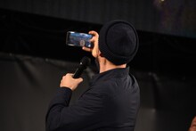 ファンと一緒に写真を撮るオーランド・ブルーム。