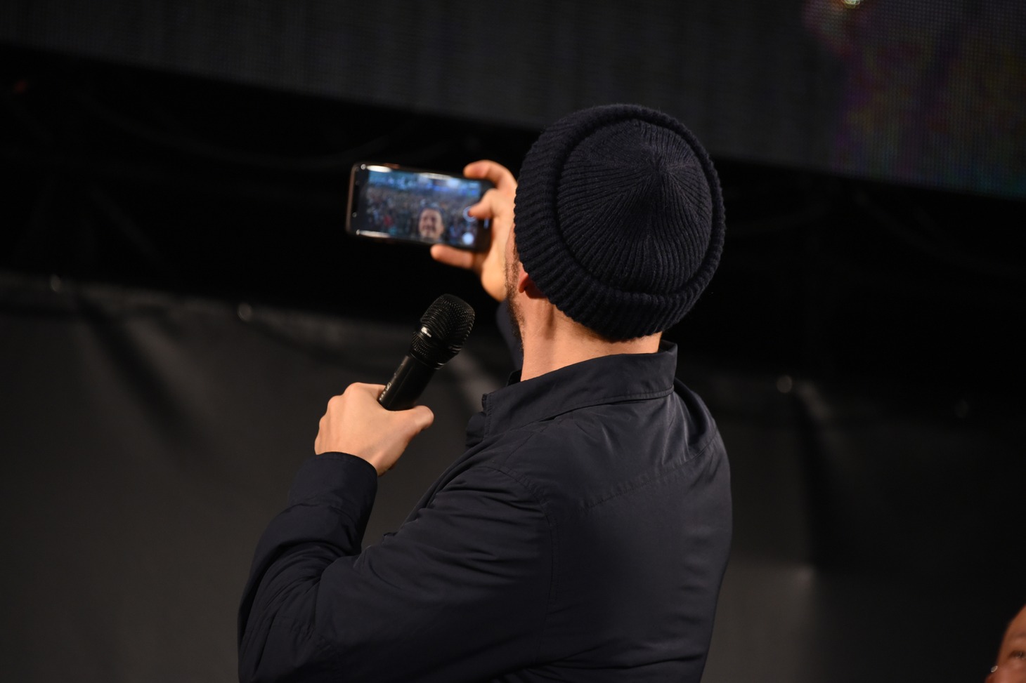 ファンと一緒に写真を撮るオーランド・ブルーム。