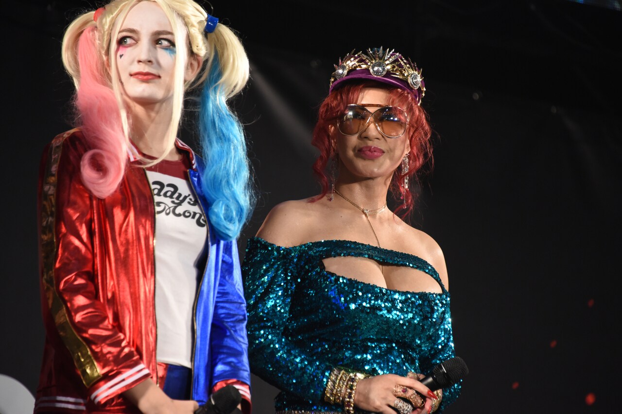 審査員を務めた叶恭子（右）。