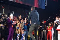 コスプレイヤーを見て驚くザッカリー・リーヴァイ。