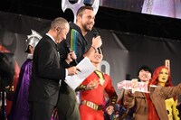 「シャザム!」のコスプレイヤーを見つけて喜ぶザッカリー・リーヴァイ。