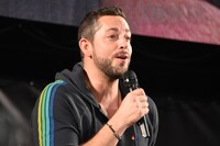 歌声を披露するザッカリー・リーヴァイ。