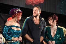 左から叶恭子、ザッカリー・リーヴァイ、叶美香。