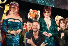 左から叶恭子、ザッカリー・リーヴァイ、叶美香。