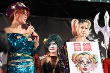 叶恭子（左）と、ハーレイ・クイン賞の受賞者（右）。