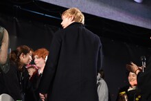 コスプレイヤーの登場に驚くルパート・グリント。