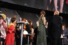 ヴォルデモートのコスプレイヤーを見つけたルパート・グリント（手前右）。