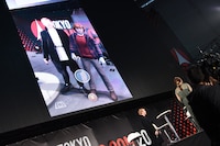 ARでロンと記念撮影するルパート・グリント。