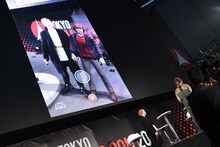 ARでロンと記念撮影するルパート・グリント。