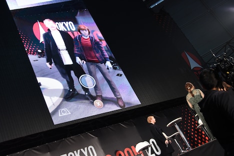 ARでロンと記念撮影するルパート・グリント。